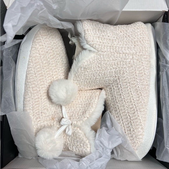 Cozy Slip-On Bootie (WW) - Picture 5 of 6